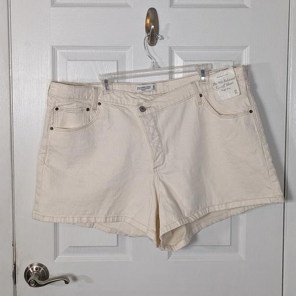 NWT Abercrombie & Fitch The 90s Relaxed‎ Cutoff Short in Cream Size 35 Waist - Picture 2 of 9
